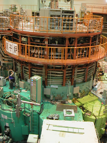 原子炉の外観、周りには各種機関の実験機器