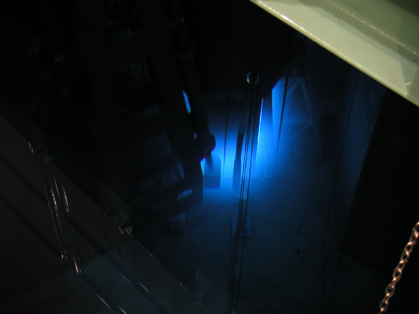 ウランの核分裂によるチェレンコフ光、青いです。